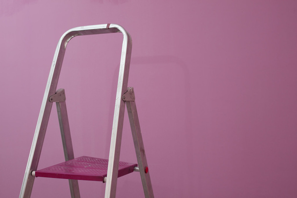 rosa Wand mit Leiter - Foto, Bild