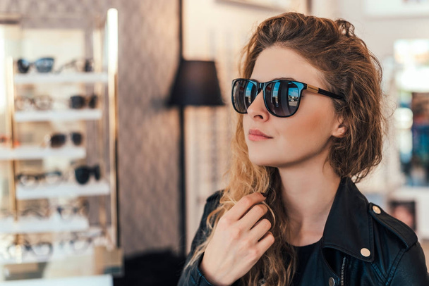 Happy woman buying sunglasses - Valokuva, kuva