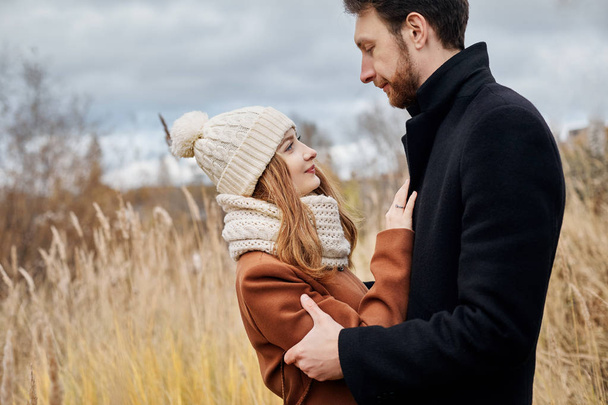 Loving couple walking in Park in autumn hugs and kisses. Autumn  - Foto, Imagen