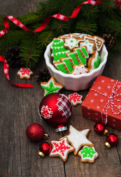 Biscuits colorés au gingembre et miel de Noël
 - Photo, image