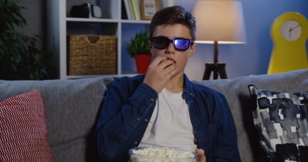 Teenager watching movie - Záběry, video