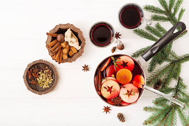 ホットワインやクリスマスの背景に香辛料と鍋  - 写真・画像