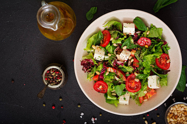Diätsalat mit Tomaten und Feta mit Salat und Pinienkernen in Schüssel  - Foto, Bild