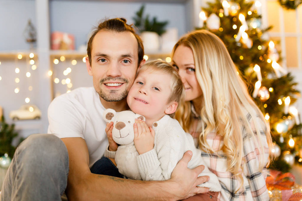 Beautiful family in Christmas interior - Foto, afbeelding