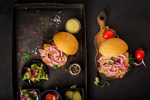 Zutaten für die Zubereitung appetitanregender Hamburger - Foto, Bild
