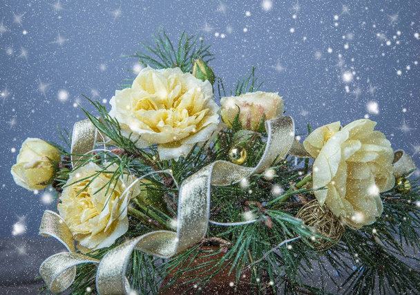 Karácsonyi dekoráció. Ajándék, gyertyák, lámpák, egy fából készült rusztikus asztal arany golyó. Összetétele, a fenyő ágak és angol rózsák a vázában. - Fotó, kép