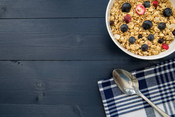 breakfast granola with blueberries - Foto, afbeelding