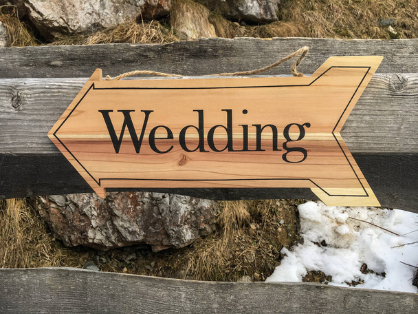 Signo de boda de madera
 - Foto, imagen