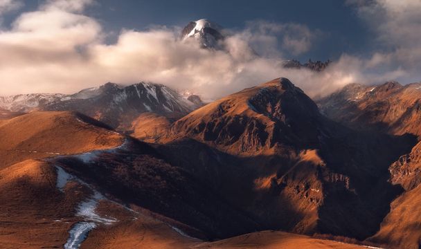 Vista de outono da montanha Kazbek na Geórgia
. - Foto, Imagem