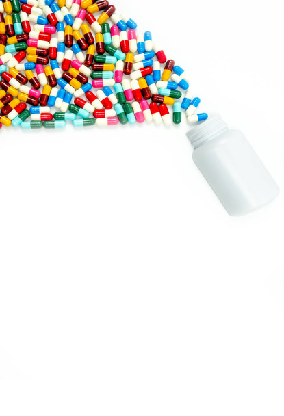 Antibiyotik kapsül hap şişe kopya alanı, beyaz zemin üzerine dışarı dökülmesini sadece kendi metninizi ekleyin. İlaç direnci kavramı. Antibiyotik uyuşturucu kullanımı ile makul ve küresel sağlık kavramı - Fotoğraf, Görsel