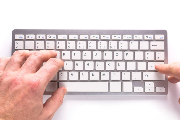 Męskie dłonie pisania na komputerze - Zdjęcie, obraz