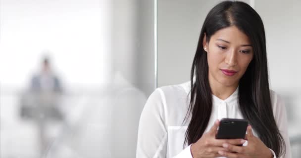 Employees using smartphones in an office - Séquence, vidéo