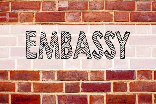 Εννοιολογική ανακοίνωση κειμένου Λεζάντα έμπνευση δείχνει Πρεσβεία. Επιχειρηματική ιδέα για τουριστική βίζα γραμμένο σε παλιό τούβλο φόντο με αντίγραφο χώρου - Φωτογραφία, εικόνα