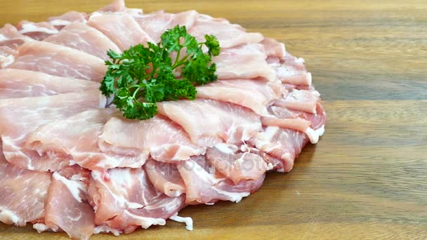 trozos de carne fresca de cerdo cruda en una tabla de cortar de madera
  - Metraje, vídeo