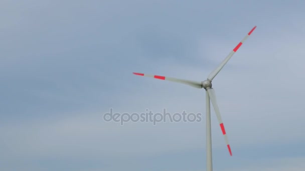 Регулярные ветряные турбины, вращающиеся на ветру на голубом небе
. - Кадры, видео