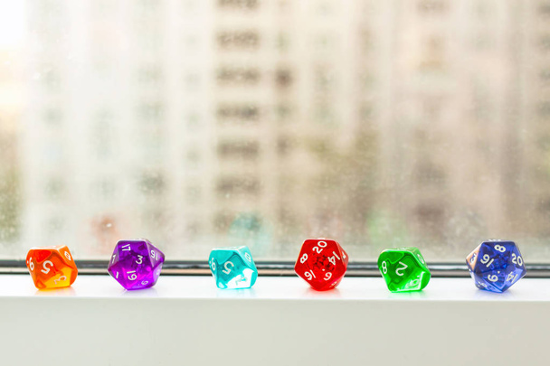 Διαφορετικές ζάρια για επιτραπέζια παιχνίδια, κοντά στο παράθυρο - Φωτογραφία, εικόνα