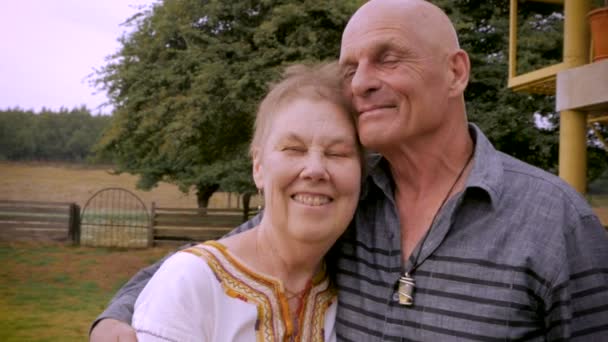 ein liebevolles älteres Paar in den Siebzigern, das sich umarmt und liebevoll ist - Filmmaterial, Video