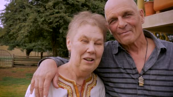 Gelukkige ouderen senior paar in 70s glimlachen en kijken naar camera - Video
