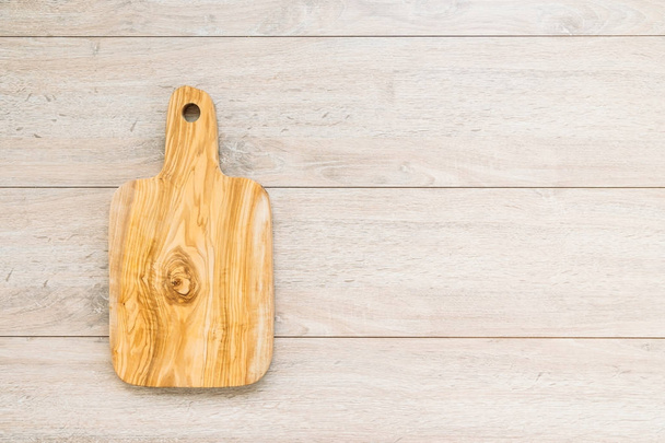 Planche à découper en bois sur fond bois avec espace de copie
 - Photo, image