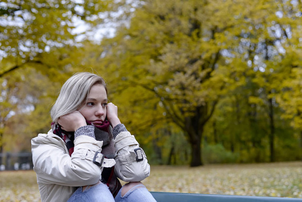  solitario giovane donna seduta su panchina
 - Foto, immagini