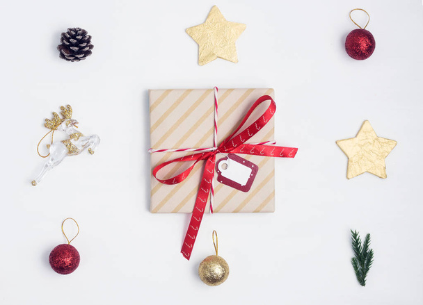 Plochý laický pohled shora vánoční minimalistický geometrické kompozice. Dárky, Vánoční dekorace, jedle větve, zlaté hvězdy, šišky. Nový rok koncepce - Fotografie, Obrázek
