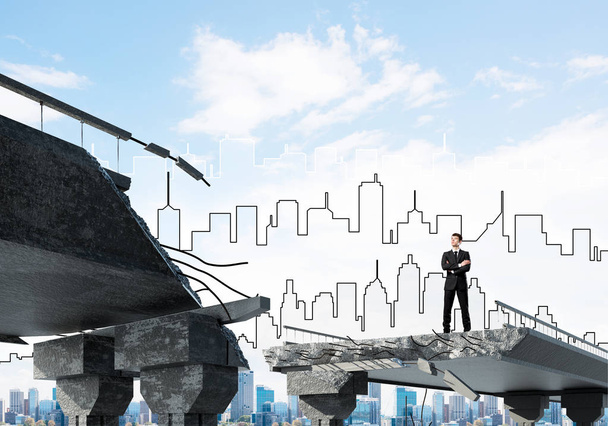 Впевнений бізнесмен у костюмі, дивлячись геть, стоячи на розбитому мосту з ескізами міського пейзажу на фоні. 3D візуалізація
. - Фото, зображення