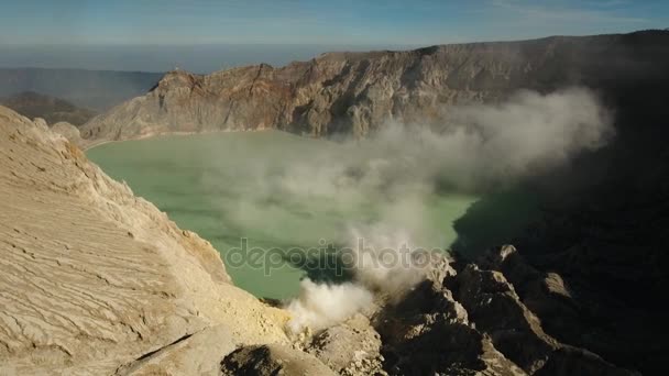 Kawah Ijen, vulkáni kráter, ahol a kén bányásztak. - Felvétel, videó