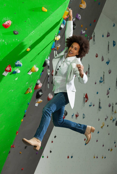 woman on artificial climbing wall  - Foto, afbeelding
