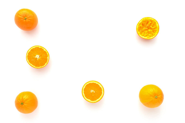 Bütünleşmiş, yarıya ve sıkılmış portakal - Fotoğraf, Görsel