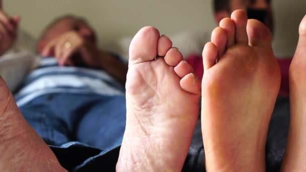 Füße von Freunden / Vater und Sohn spielen auf dem Bett - Filmmaterial, Video