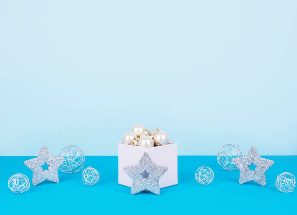 Kerstboom ballen op een blauwe achtergrond - Foto, afbeelding
