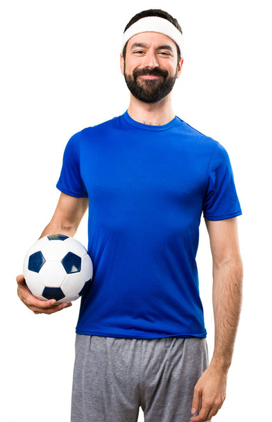 Веселый спортсмен держит футбольный мяч на изолированной белой ба
 - Фото, изображение