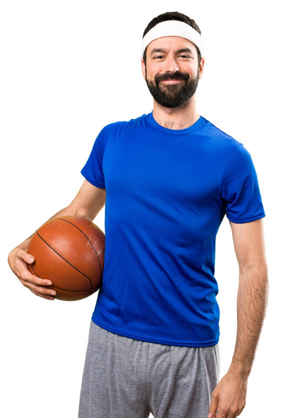 Feliz deportista divertido con pelota de baloncesto en blanco aislado
  - Foto, imagen