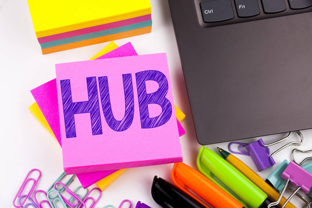 A szövegíráshoz Hub az irodai környezetben, mint a laptop, marker, toll-ben mutatja. Üzleti koncepció Hub reklám műhely fehér háttér másol hely - Fotó, kép