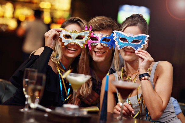 Grupa z przyjaciółmi przy drinku w barze - Zdjęcie, obraz