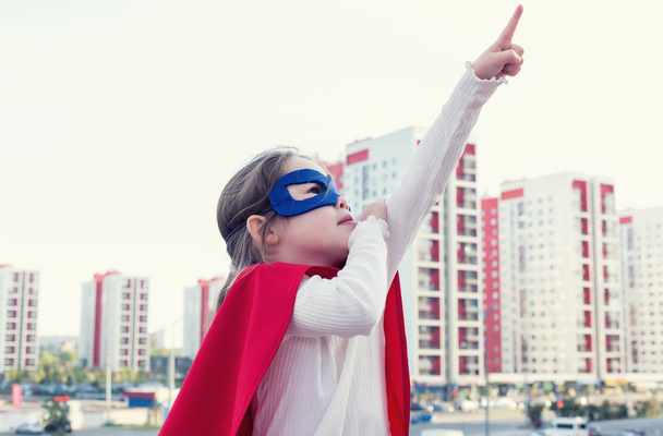 Superheldenkind vor urbanem Hintergrund - Foto, Bild