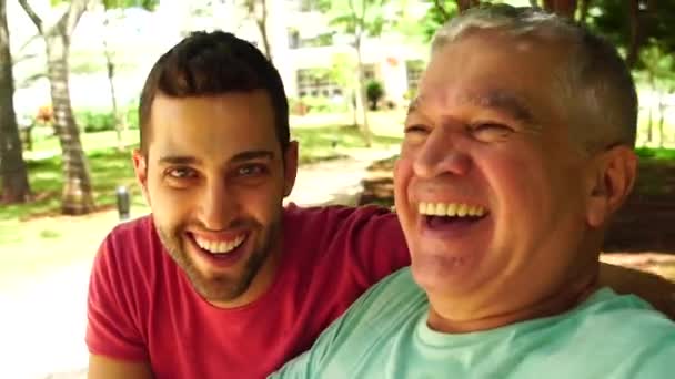 Przyjaciele/ojciec i syn rozmawia selfie - Materiał filmowy, wideo