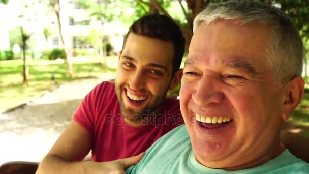 Přátel/otec a syn mluví selfie - Záběry, video