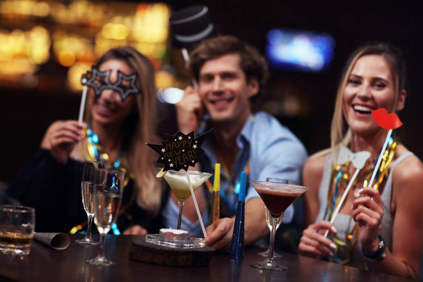 içeceğinizi arkadaş grubu içinde bar - Fotoğraf, Görsel