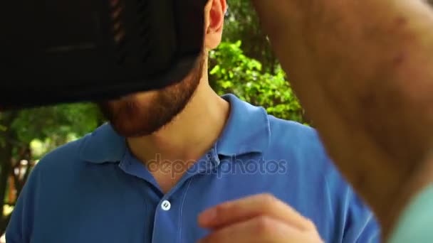 El hombre y su padre mayor con gafas VR al aire libre
 - Metraje, vídeo