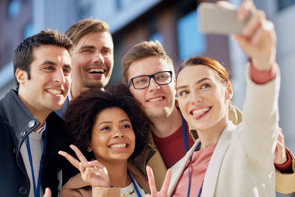 Business-Team mit Konferenzabzeichen beim Selfie - Foto, Bild