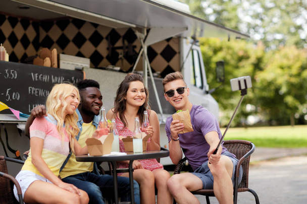 happy young friends taking selfie at food truck - Zdjęcie, obraz