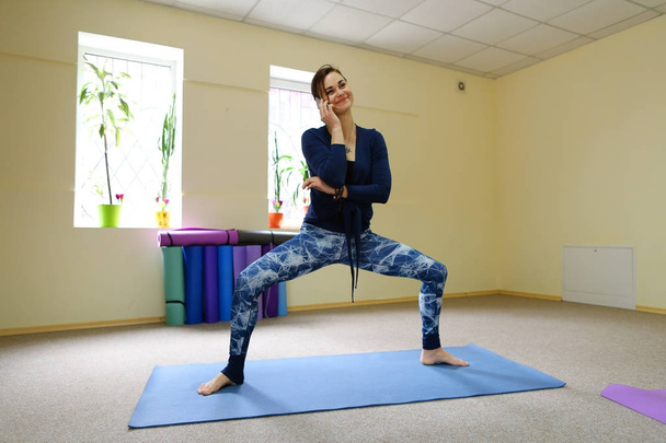 Nueva madre usa la clase de yoga para revivir el dolor en la columna vertebral
 - Foto, imagen