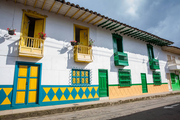 Kleurrijke huizen in koloniale stad Jardin, Antoquia, Colombia, Sou - Foto, afbeelding