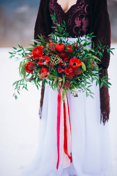 walk the groom and the bride in the Carpathian mountains - Фото, зображення