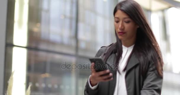 Businesswoman outdoors using smartphone - Πλάνα, βίντεο