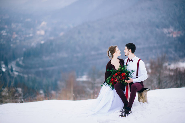 με τα πόδια ο γαμπρός και η νύφη στα Καρπάθια Όρη - Φωτογραφία, εικόνα