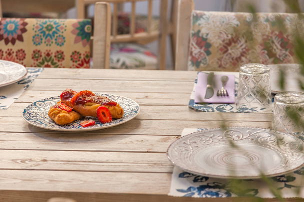 トマトのマーマレードとパターンを添えて皿にイチゴ グルメ ギリシャのチーズ パイ - 写真・画像