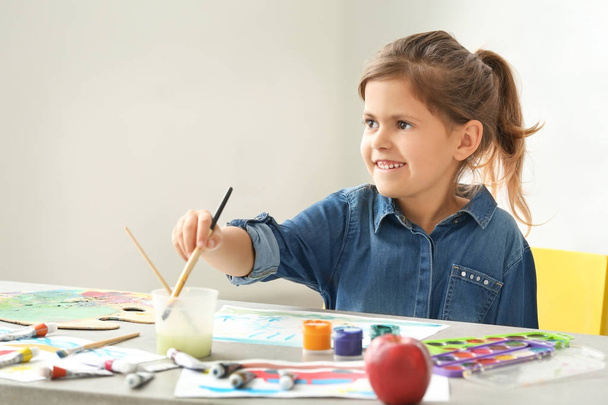 Little girl painting  - Foto, afbeelding