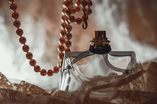 Frasco de perfume con perlas
 - Foto, imagen
